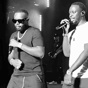 Black & White image of Gims and Dadju singing together on stage