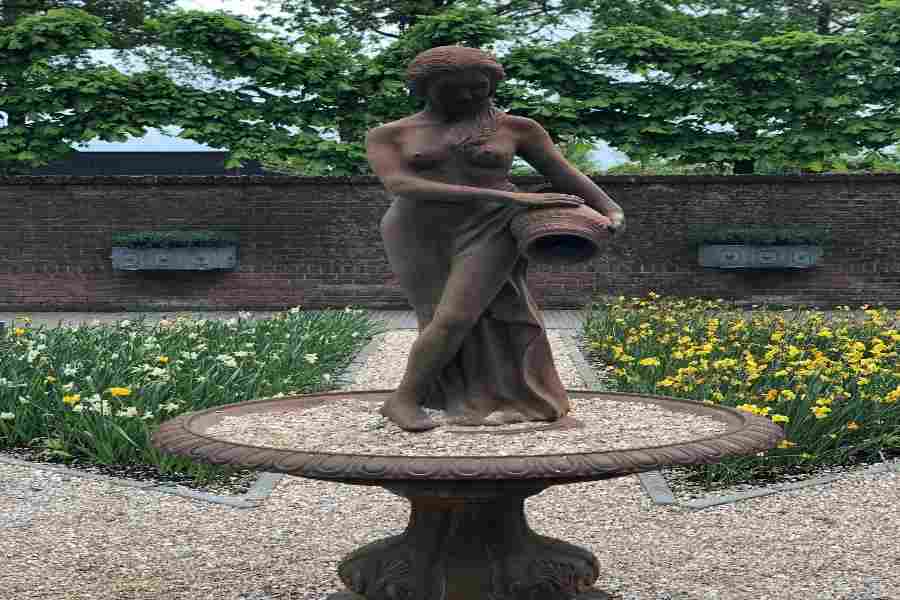 Keukenhof Statue